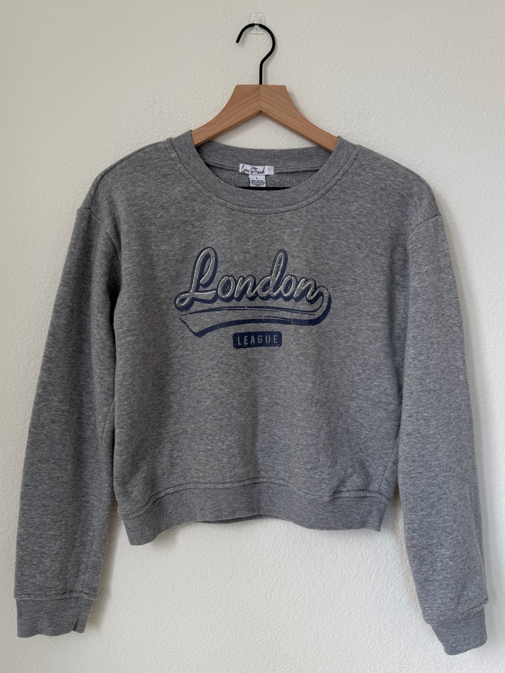 Long sleeve cropped sweatshirt. Girls L